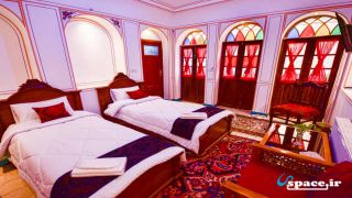نمای داخلی اتاق دو تخته توئین شمعدونی اقامتگاه سنتی یاس - اصفهان