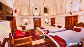 نمای داخلی اتاق سه تخته شاهپسند اقامتگاه سنتی یاس - اصفهان